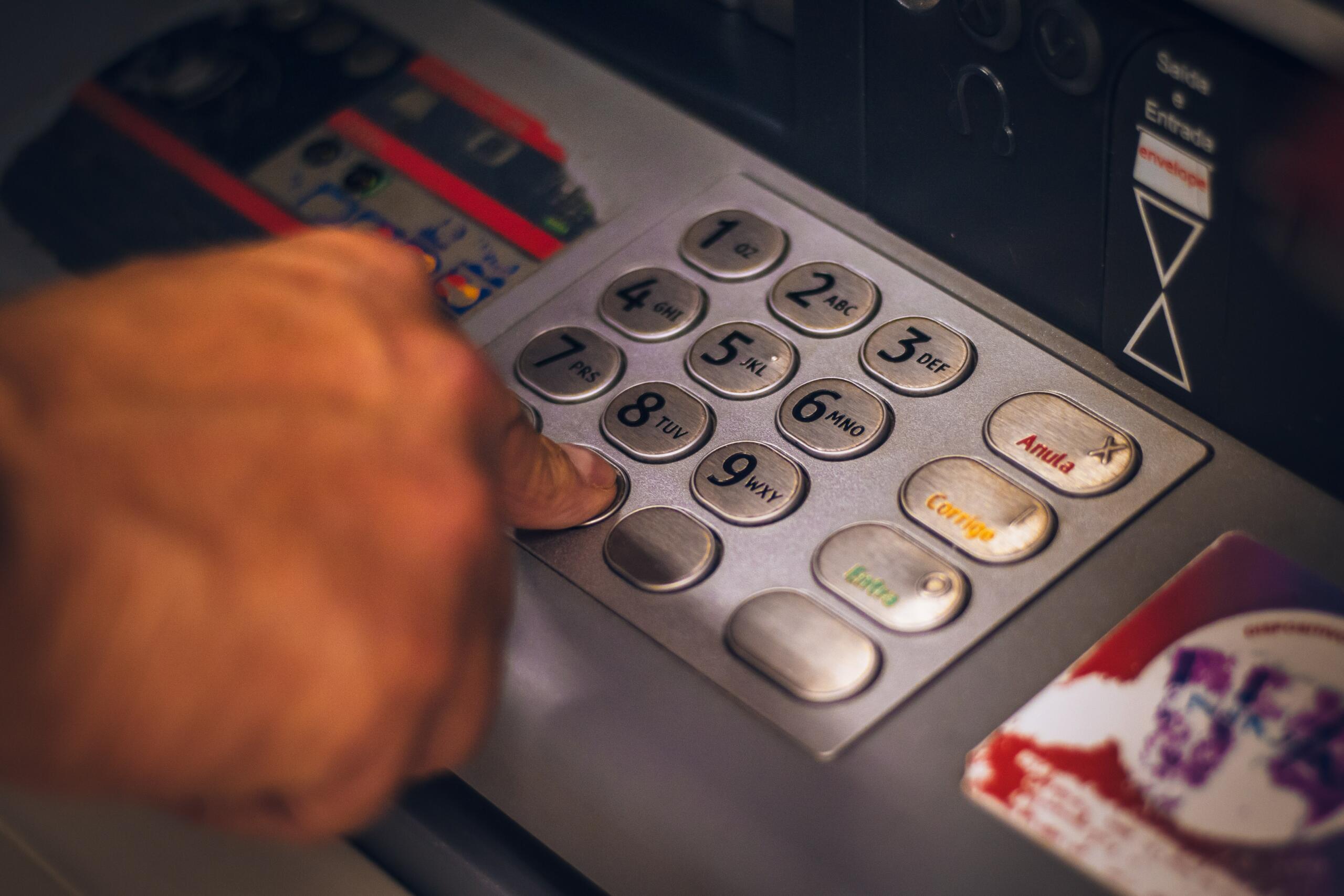 Cara Mengambil Uang Di ATM Berbagai Bank Secara Aman 1